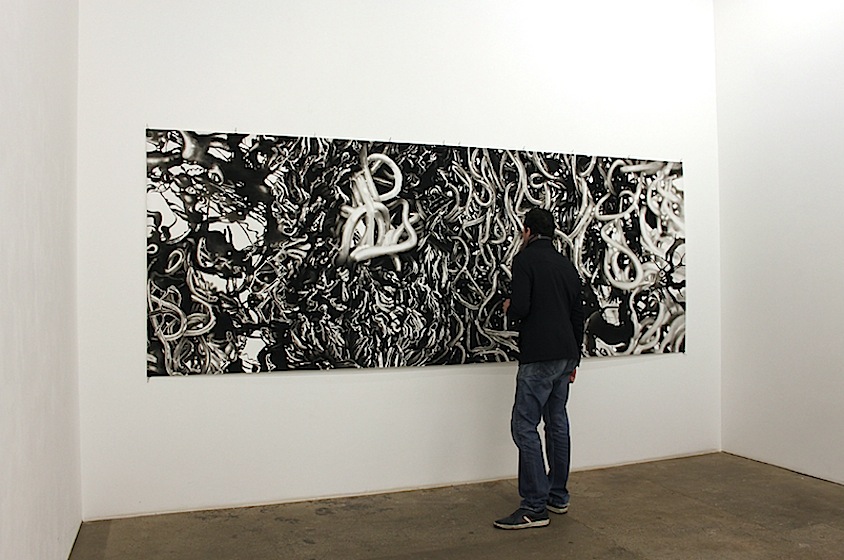 Peter Hock: Morphomaniac, 2016, bei Josef Filipp, Ausstellungsansicht [Reißkohle auf Papier, 150 x 400 cm]

